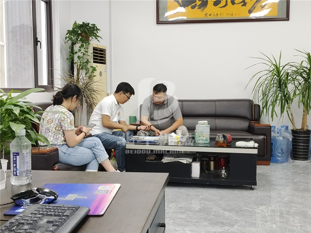 歡迎客戶前來(lái)考察糧食烘干機(jī)