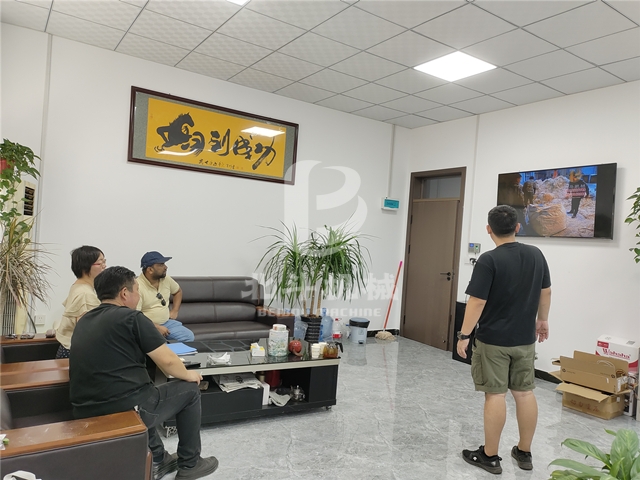 歡迎孟加拉客戶來(lái)考察我公司工業(yè)烘干機(jī)